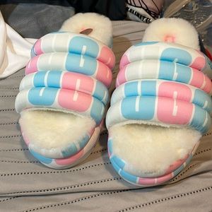 Brand new ladies Ugg slippers